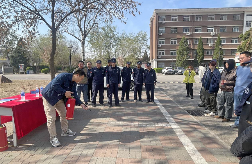 教师讲解火灾预防基础。亚洲无码供图